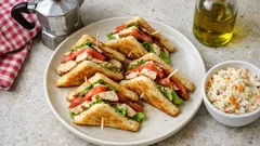 Club sandwich pollo e bacon: la ricetta a strati con pane tostato e pomodoro