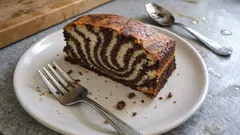 Torta zebrata senza uova: soffice e leggera, con strisce vaniglia e cacao perfette