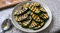 Zucchine grigliate in 10 minuti: dorate fuori e ancora sode dentro