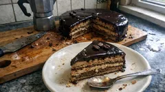 Torta moka soffice con glassa al cacao: il dolce al caffè che riesce sempre