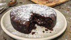 Torta al cioccolato con 2 ingredienti: morbida fuori e cremosa dentro, pronta in forno