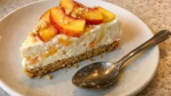 Torta fredda ricotta e pesche: il dolce senza forno da preparare in anticipo