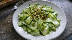 Carpaccio di zucchine al limone e pistacchi: fresco, leggero e senza cottura