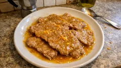 Vitello agli agrumi in padella: tenero e profumato con limone, arancia e miele