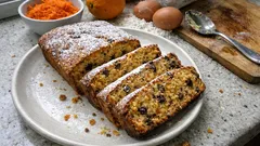 Plumcake energetico con carote, arancia e gocce di cioccolato: soffice e umido