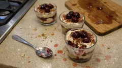 Tiramisù alle ciliegie in bicchierini: fresco, senza forno e facile da preparare