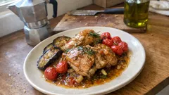Pollo in potacchio: la ricetta marchigiana in tegame con vino bianco ed erbe aromatiche