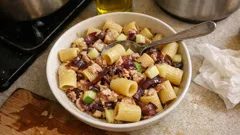 Pasta tonno, cipolle caramellate e mela verde: un primo agrodolce facile e diverso