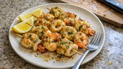 Spiedini di pesce al forno: calamari e gamberi croccanti, senza frittura