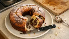 Ciambellone all’acqua bicolore: soffice, leggero e pronto senza complicazioni