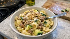 Pasta zucchine e salsiccia cremosa in 30 minuti: il trucco per una salsa vellutata