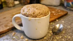 Torta in tazza senza glutine al microonde: pronta in 5 minuti con farina di riso e castagne