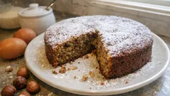 Torta alle nocciole soffice e senza farina: pochi ingredienti, risultato elegante
