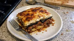 Moussaka greca al forno: strati di patate, melanzane e ragù con besciamella dorata