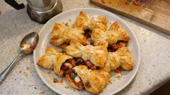 Fiocchetti di sfoglia salati con melanzane e mozzarella: croccanti fuori, filanti dentro