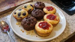 Muffin allo yogurt alti e soffici: un impasto, tre gusti per colazione e merenda