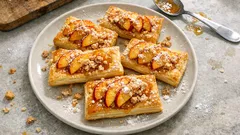 Sfogliatine pesche e amaretti: il dolcetto furbo di pasta sfoglia pronto in 20 minuti