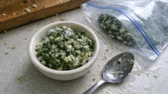 Mix per arrosti sempre pronto: trito di erbe e aglio da tenere in freezer