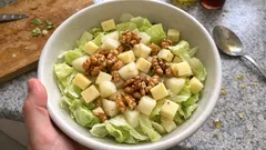 Insalata iceberg con pera, noci ed emmental: fresca e pronta in 10 minuti