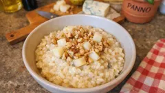 Risotto gorgonzola, pere e noci: cremoso all’onda, con un tocco croccante