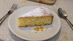 Torta all’arancia senza bilancia: si misura tutto con un bicchiere e viene soffice