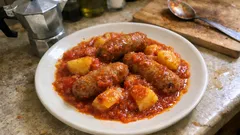 Salsiccia al sugo con patate in un solo tegame: cena saporita senza stress