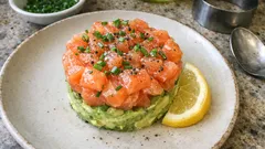 Tartare di salmone e avocado: fresca, leggera e pronta senza cottura