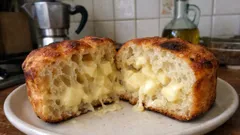 Pizza al formaggio alta e soffice: la ricetta da forno con doppia lievitazione