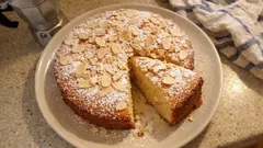 Torta soffice mandorle e arancia: profumata, leggera e sempre alta