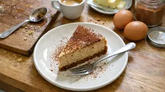 Cheesecake cotta al caffè: cremosa, profumata e facile da tagliare a fette