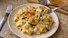 Paccheri al forno con salmone e zucchine: cremosi dentro, dorati fuori