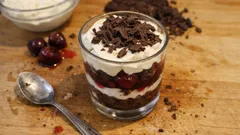 Foresta Nera in bicchiere: la monoporzione facile con panna, amarene e cacao