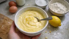 Crema pasticcera al limone: vellutata e senza grumi, pronta per torte e bignè