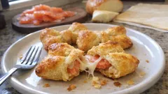 Fiocchetti di sfoglia con salmone e scamorza: 3 ingredienti per un aperitivo d’effetto