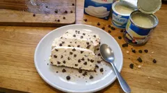Semifreddo con gocce di cioccolato: 4 ingredienti, senza cottura e sempre cremoso