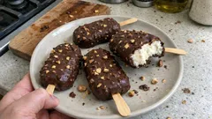 Gelato su stecco fatto in casa senza gelatiera: fior di latte e copertura croccante