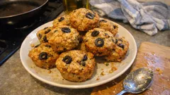 Muffin salati tonno e olive: soffici, pronti in 20 minuti e perfetti per l’aperitivo