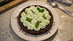 Crostata menta e cioccolato: base soffice al cacao e crema vellutata