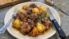 Agnello al forno con patate croccanti: marinatura al vino bianco e profumo di erbe