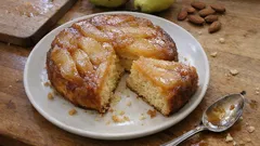 Torta rovesciata alle pere e mandorle: soffice, profumata e facile da capovolgere