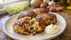 Polpette di verza con patate e salsiccia: dorate in padella e sempre compatte