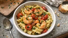 Pasta con gamberi e pomodorini: il trucco per averli succosi, pronta in 20 minuti