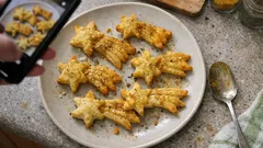 Stelle comete di sfoglia salate alla curcuma: antipasto natalizio facile e scenografico