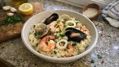 Risotto ai frutti di mare cremoso: la ricetta con acqua di cozze e vongole filtrata