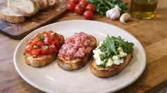 Tris di bruschette: pomodoro, ciauscolo e stracchino con pesto di rucola
