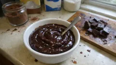 Crema al cioccolato fondente senza uova: liscia, lucida e pronta in 10 minuti