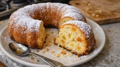 Torta Donizetti: ciambella soffice al maraschino con albicocche e ananas