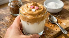 Dalgona coffee fatto in casa: schiuma al caffè cremosa pronta in 5 minuti