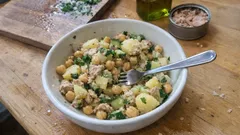 Insalata di ceci, patate e tonno: il piatto unico da preparare in anticipo (e più buono dopo)