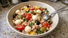 Cous cous con tonno, pomodorini e olive: fresco, veloce e perfetto da preparare in anticipo